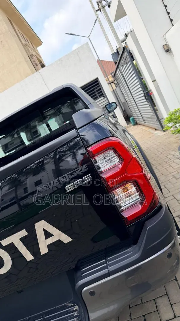 New Toyota Hilux SR5+ 2026 Black