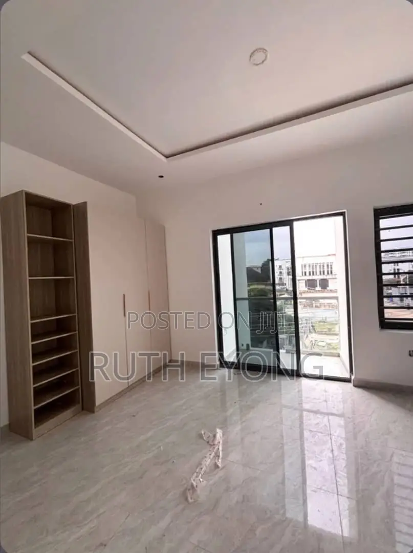 2bdrm Apartment in Lekki Phase 1 for rent