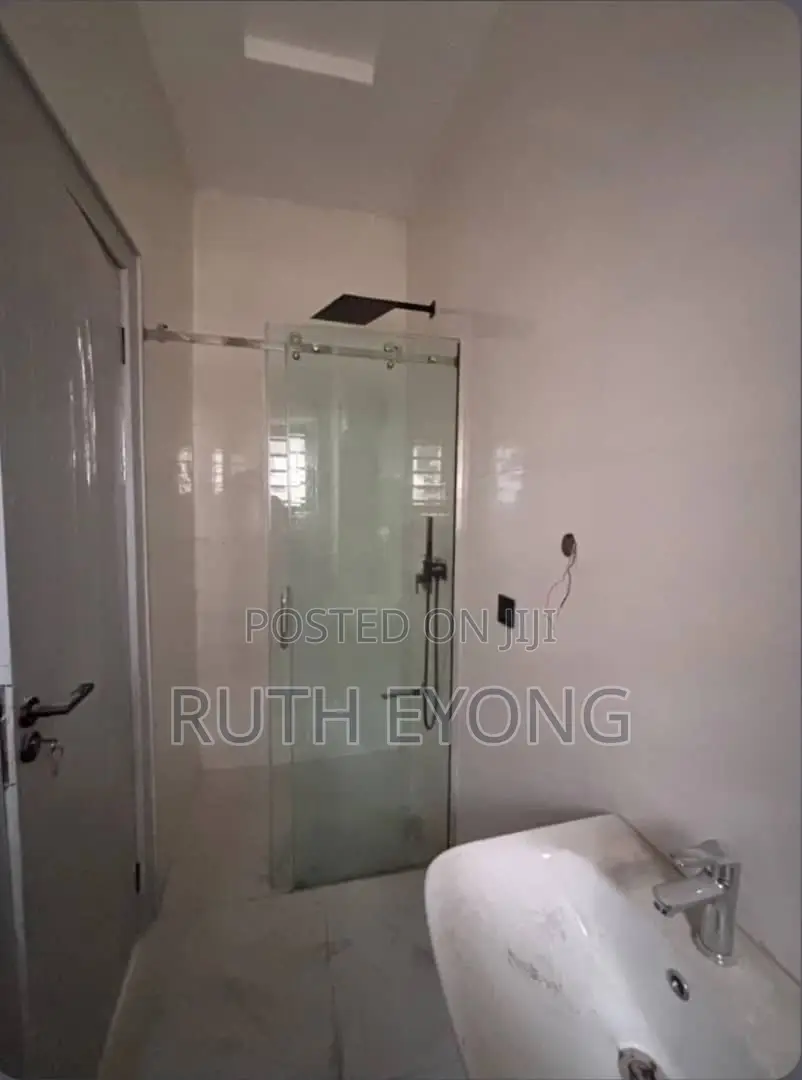 2bdrm Apartment in Lekki Phase 1 for rent