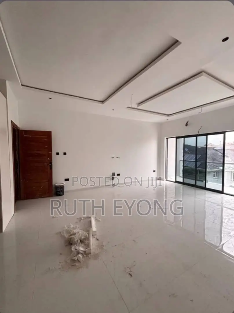 2bdrm Apartment in Lekki Phase 1 for rent