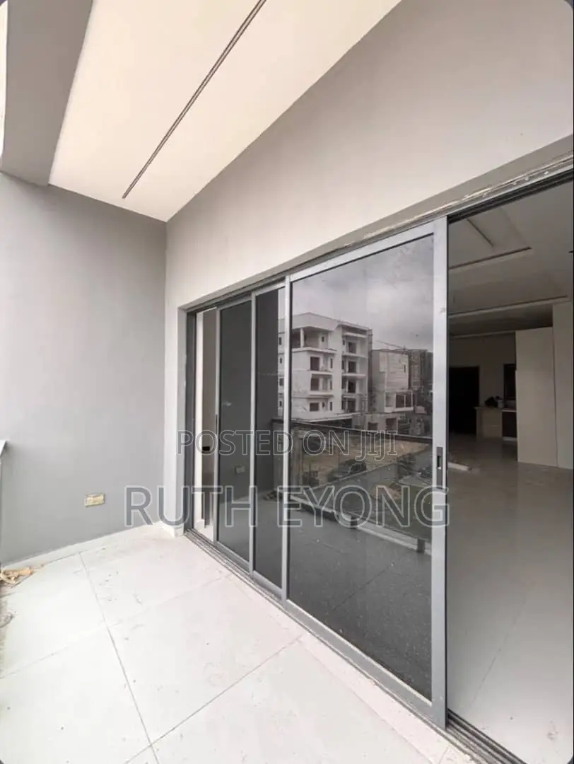 2bdrm Apartment in Lekki Phase 1 for rent