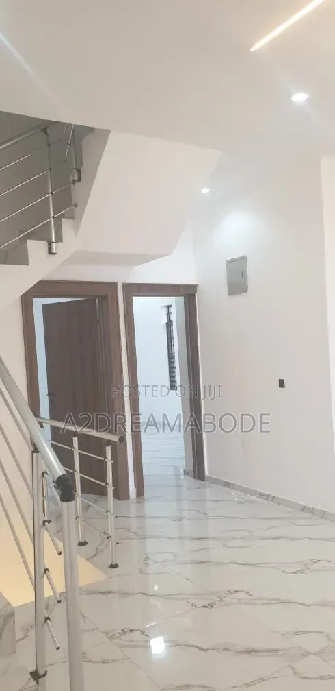 5bdrm Duplex in Magodo Phase 2 for rent