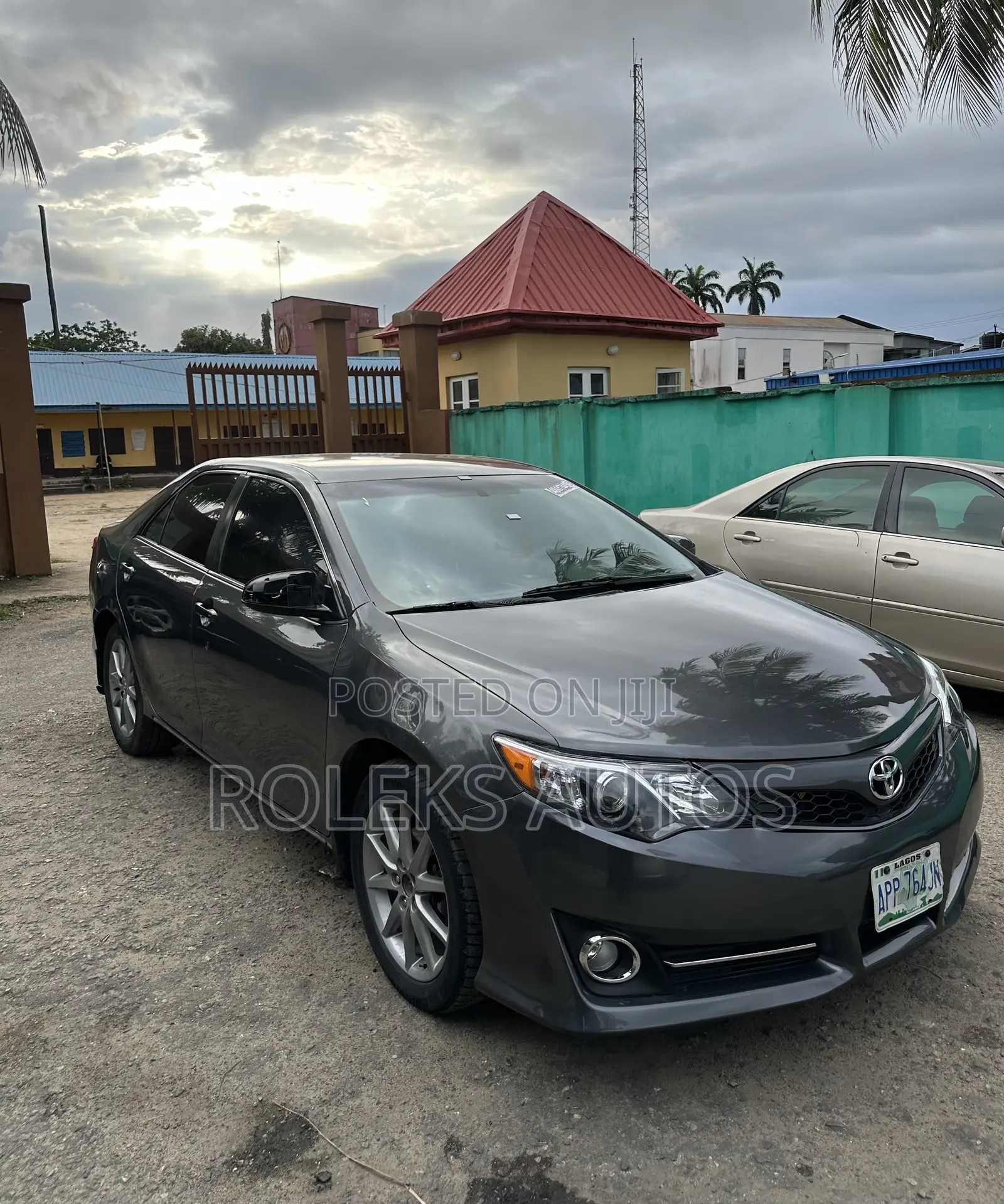 Toyota Camry SE 4dr Sedan (2.5L 4cyl 6A) 2013 Gray