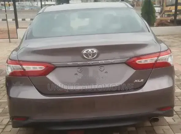 Toyota Camry XLE FWD (2.5L 4cyl 8AM) 2018 Gray