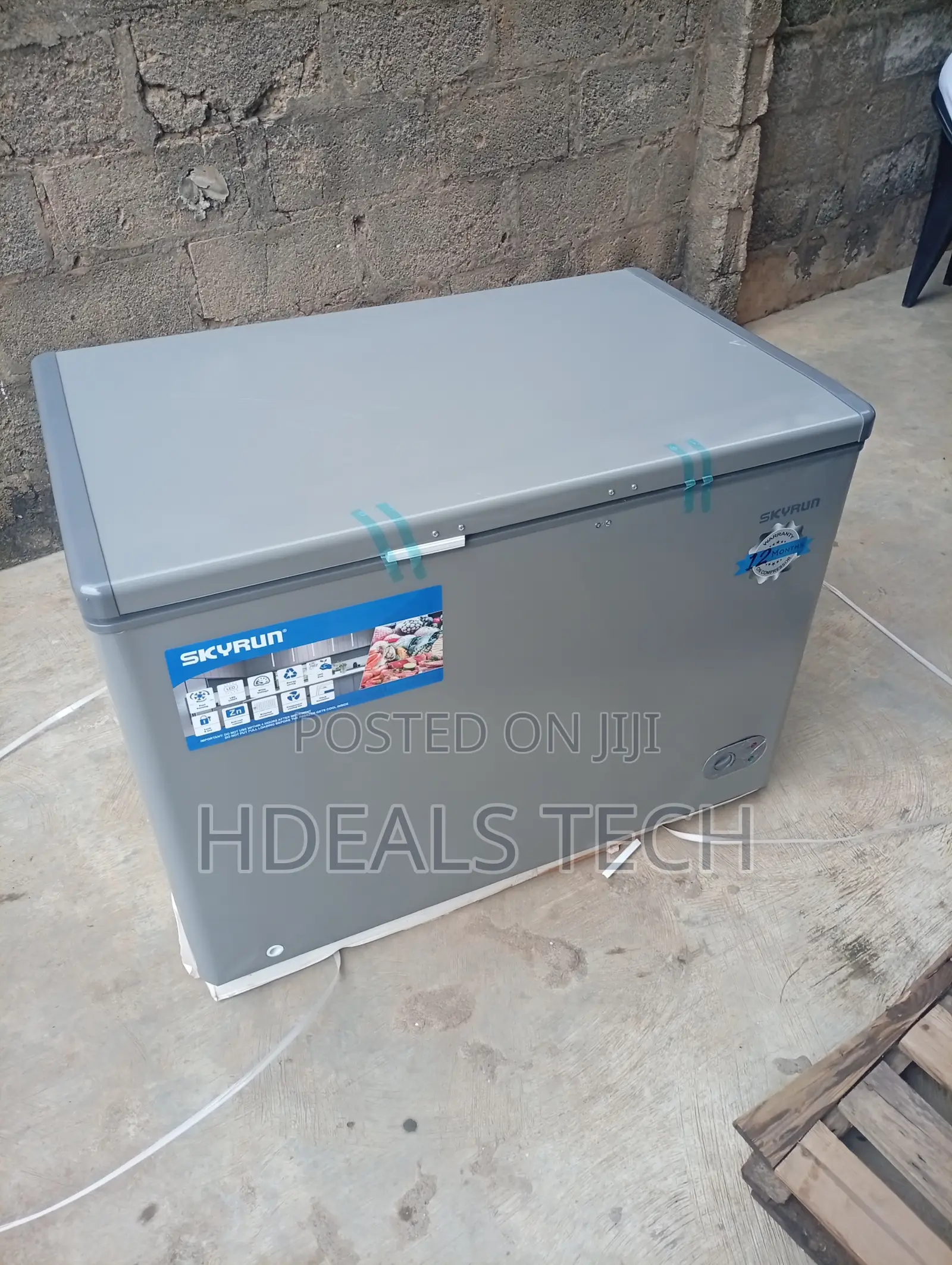Clean Skyrun Chest Freezer BD-300HNW Complete With Storage Basket