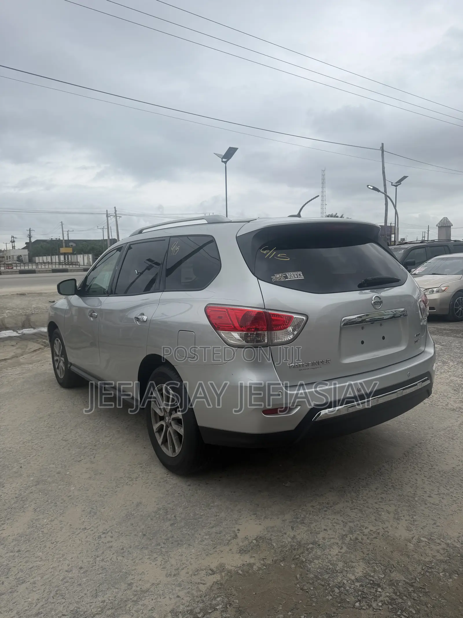 Nissan Pathfinder SV 4dr 4x4 (3.5L 6cyl) 2016 Silver