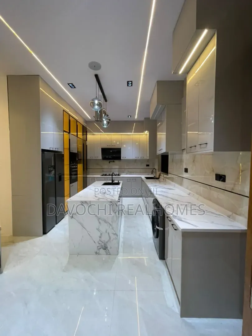 5bdrm Duplex in Chevron for sale