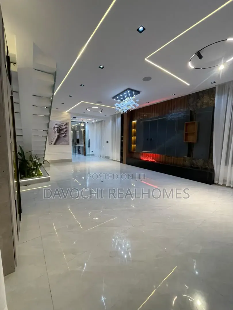 5bdrm Duplex in Chevron for sale