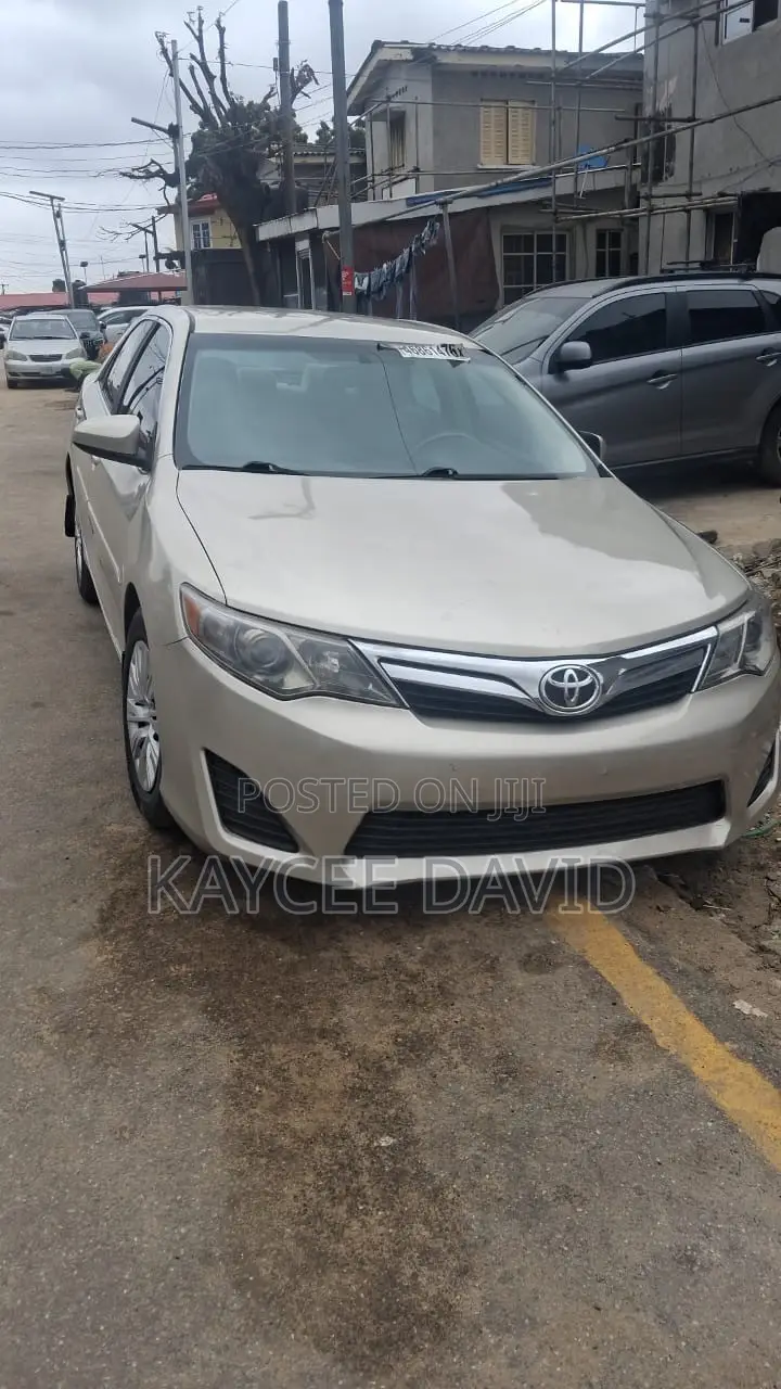 Toyota Camry LE 4dr Sedan w/Prod. End 11/13 (2.5L 4cyl 6A) 2014 Gold