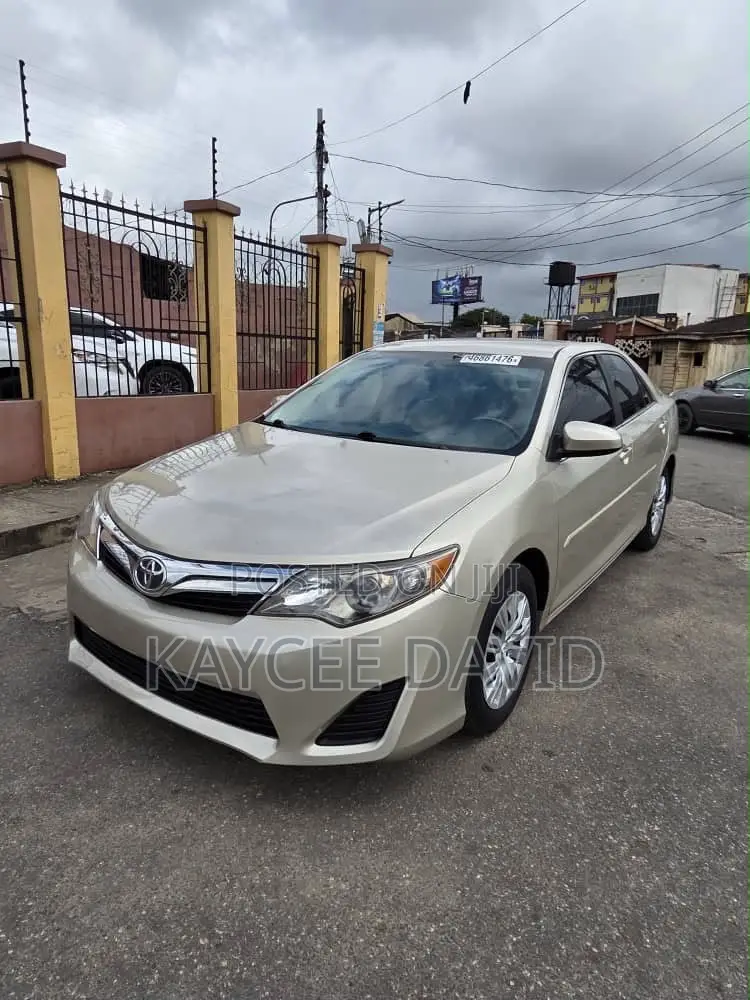Toyota Camry LE 4dr Sedan w/Prod. End 11/13 (2.5L 4cyl 6A) 2014 Gold