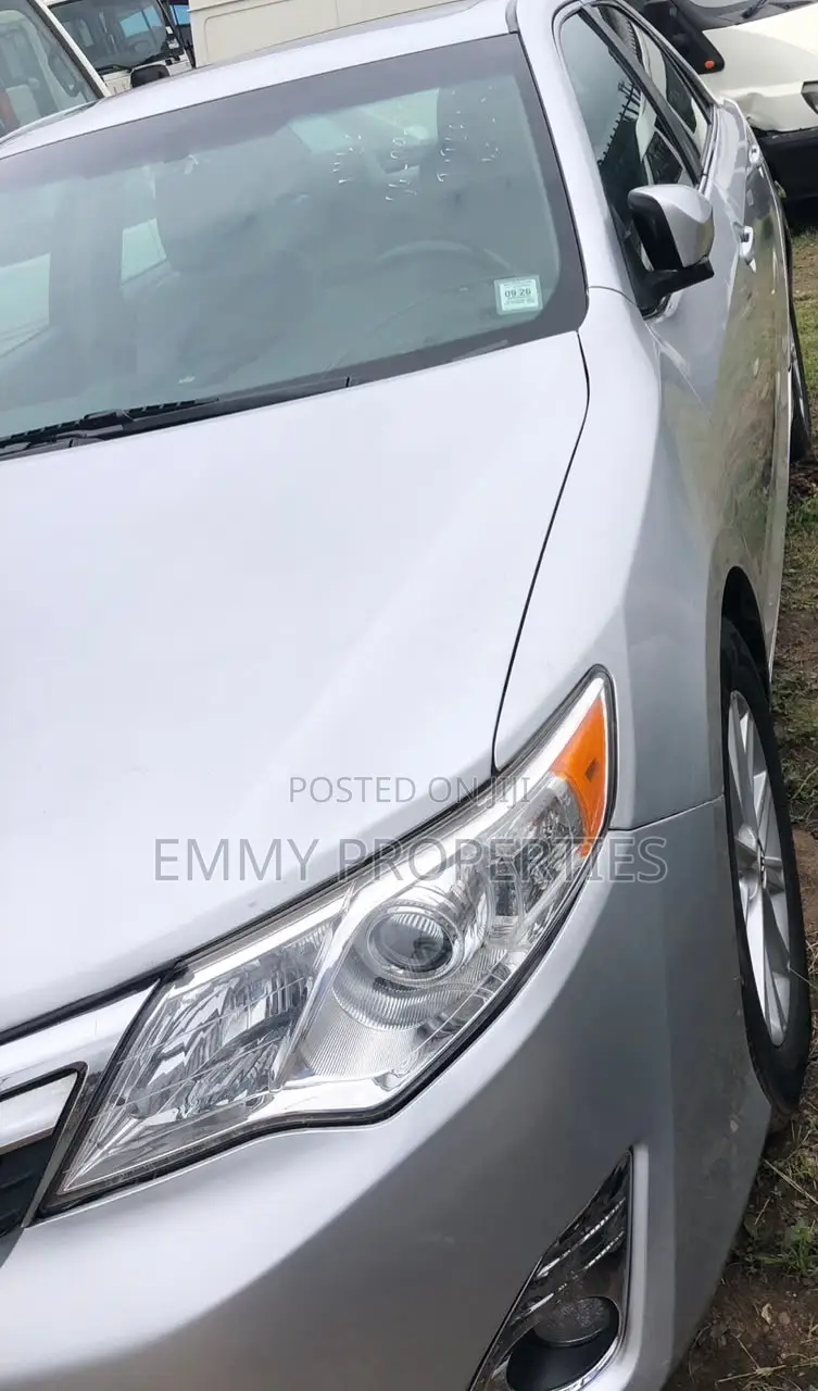 Toyota Camry XLE 4dr Sedan (2.5L 4cyl 6A) 2013 Silver