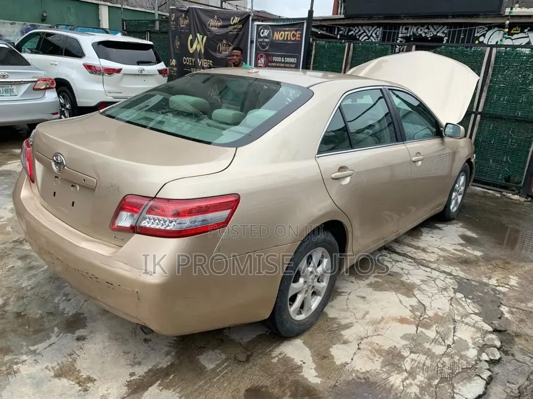 Toyota Camry 2011 Gold