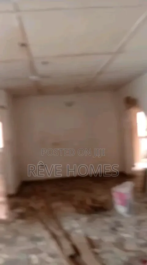 3bdrm Block of Flats in Adekunle for rent