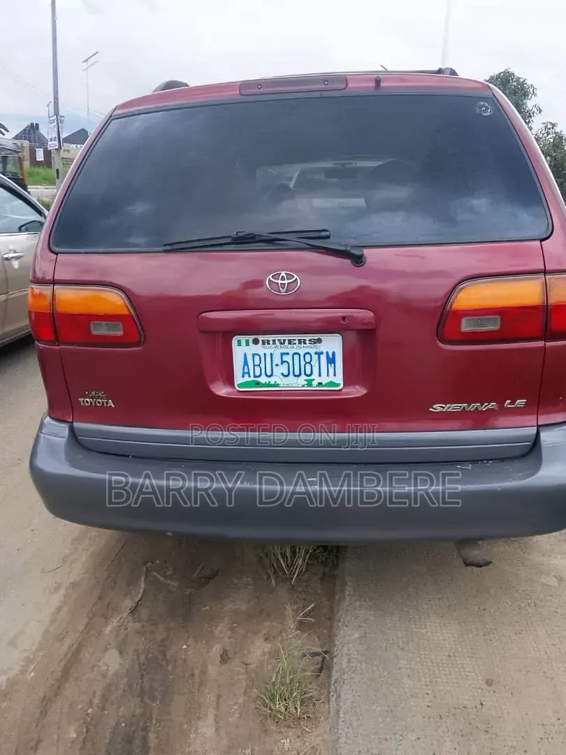 Toyota Sienna 1999 Red