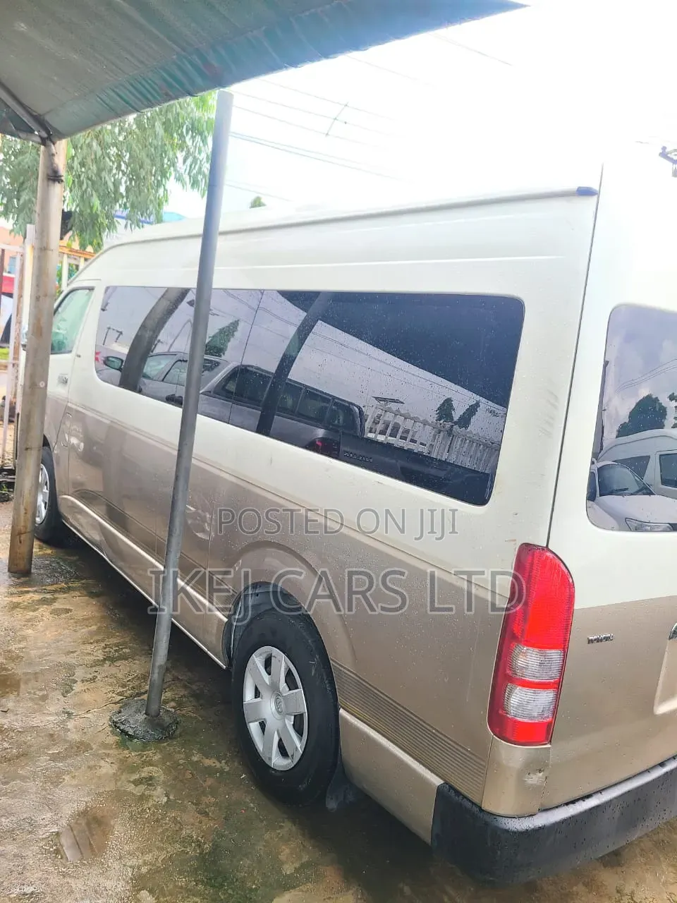 Toyota HiAce 2011