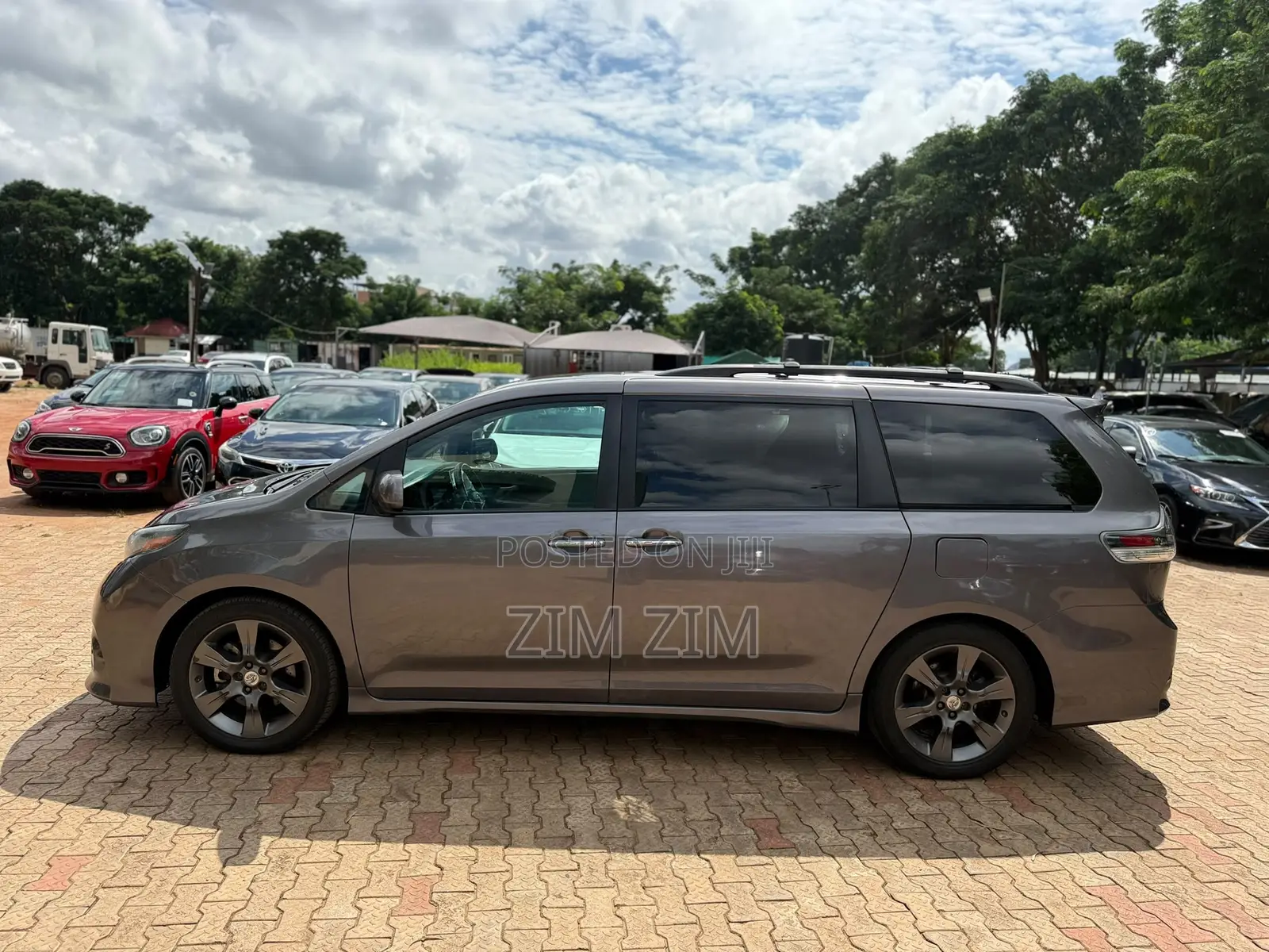 Toyota Sienna SE Premium 8-Passenger 4dr Minivan (3.5L 6cyl 6A) 2015