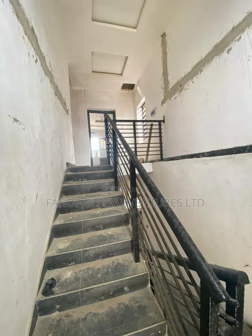 Office Space for Rent in Ijesha. Surulere