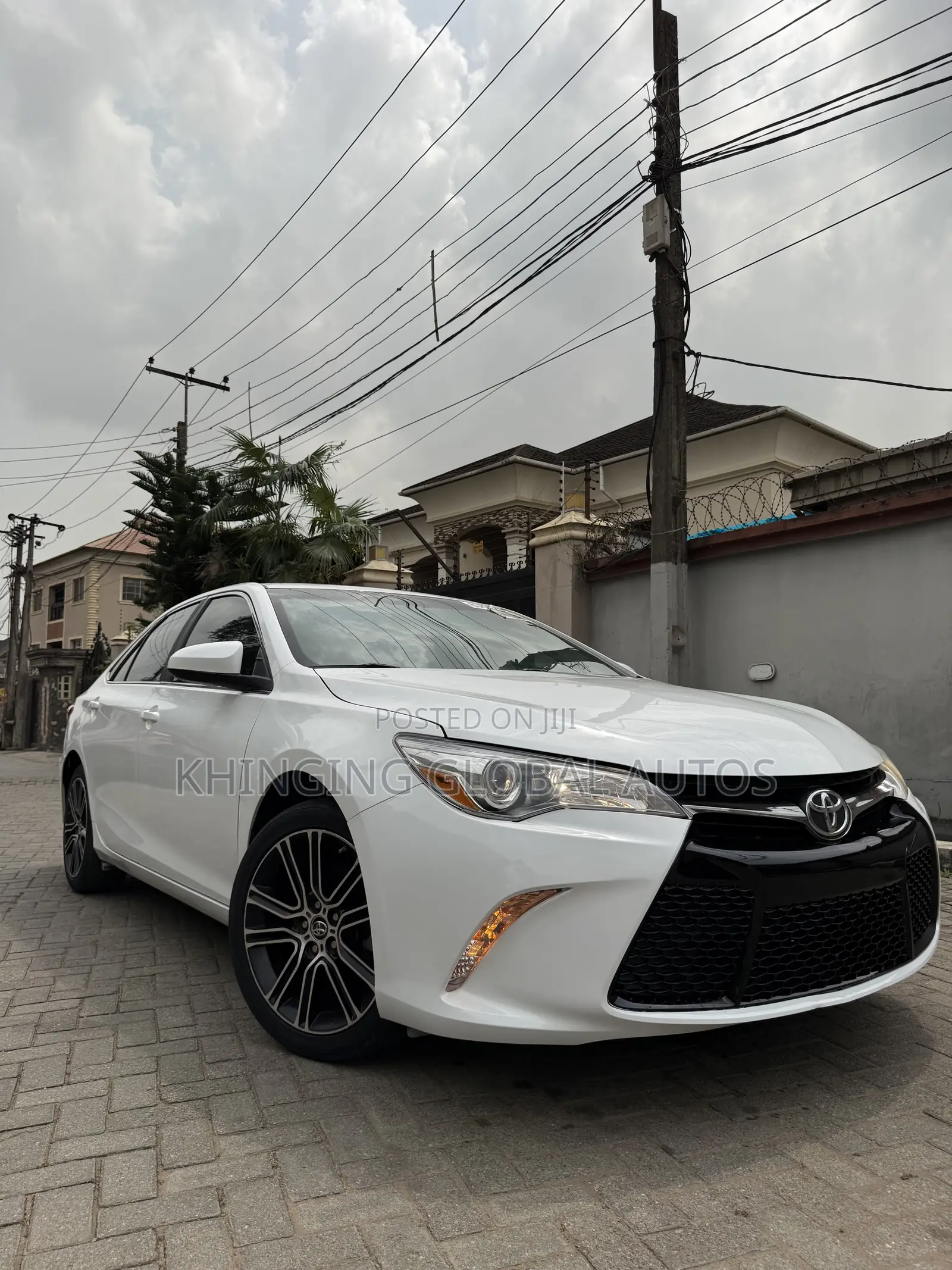 Toyota Camry SE w/Special Edition Pkg (2.5L 4cyl 6A) 2016 White