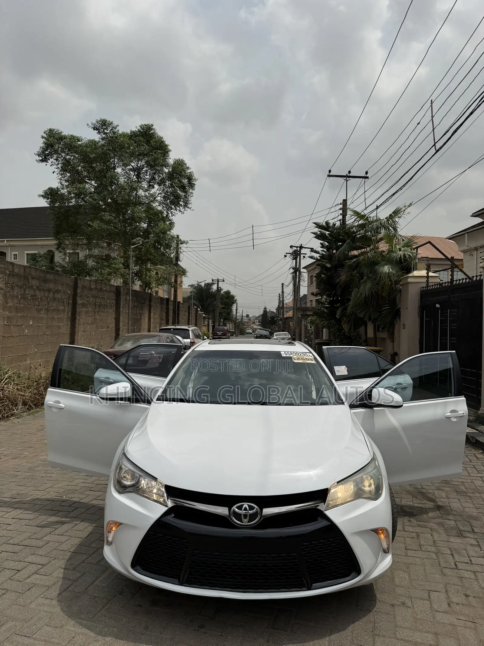 Toyota Camry SE w/Special Edition Pkg (2.5L 4cyl 6A) 2016 White