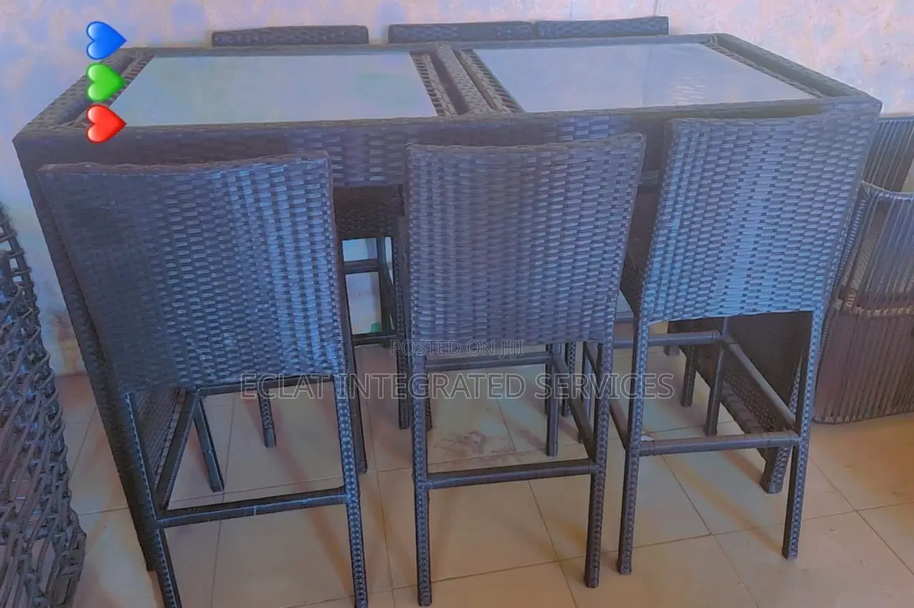 Six Seaters High Bar Stool With High Chair