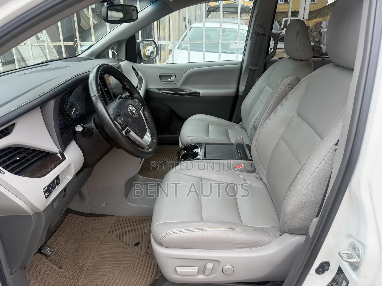 Toyota Sienna XLE Premium 7 Passenger (3.5L 6cyl 8A) 2017 White