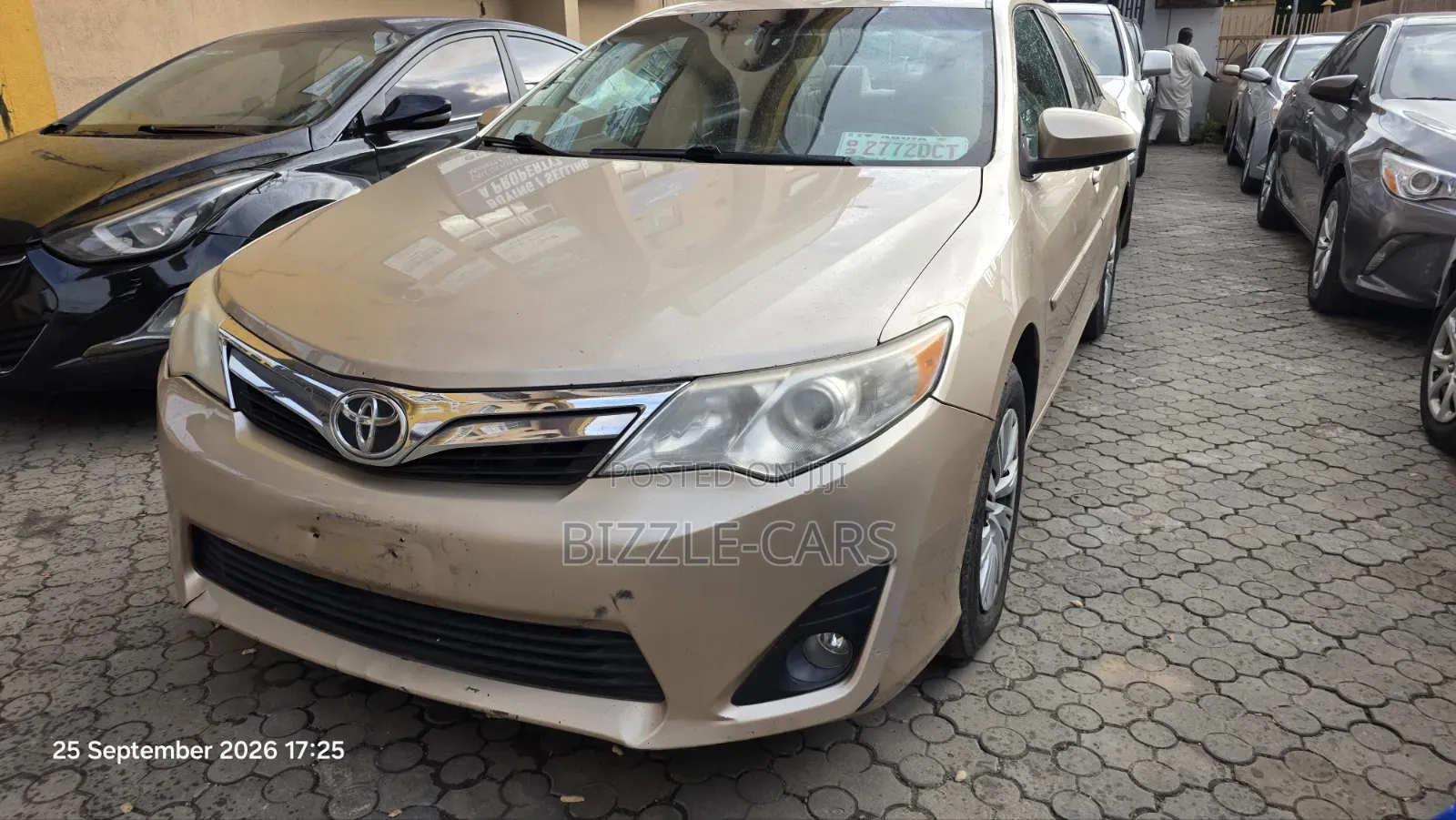 Toyota Camry LE 4dr Sedan (2.5L 4cyl 6A) 2012 Gold