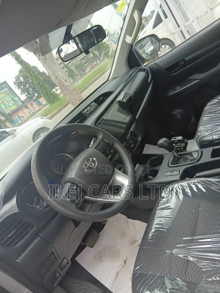 Toyota Hilux 2021 Gray