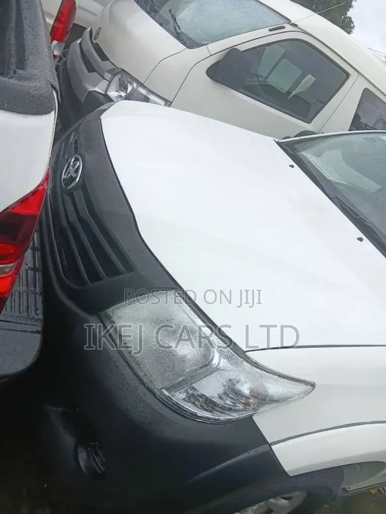 Toyota Hilux 2010 White