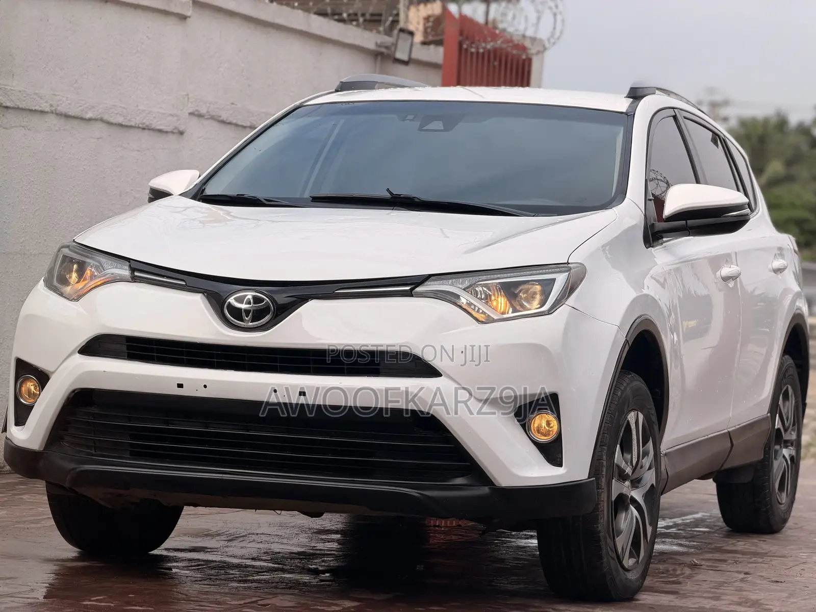 Toyota RAV4 LE AWD (2.5L 4cyl 6A) 2017 White
