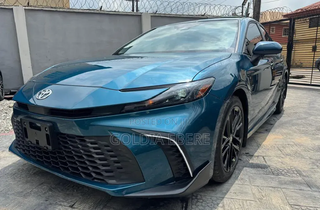 Toyota Camry SE 2025 Blue