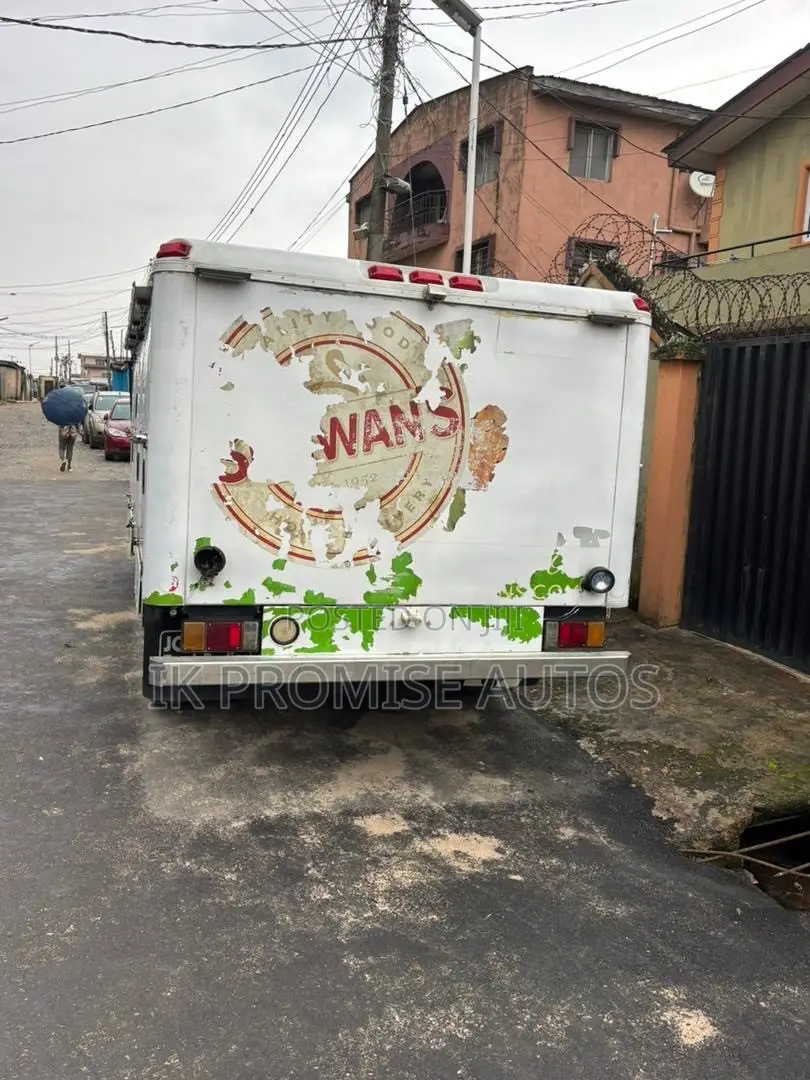Isuzu Cooking Truck 2009 White