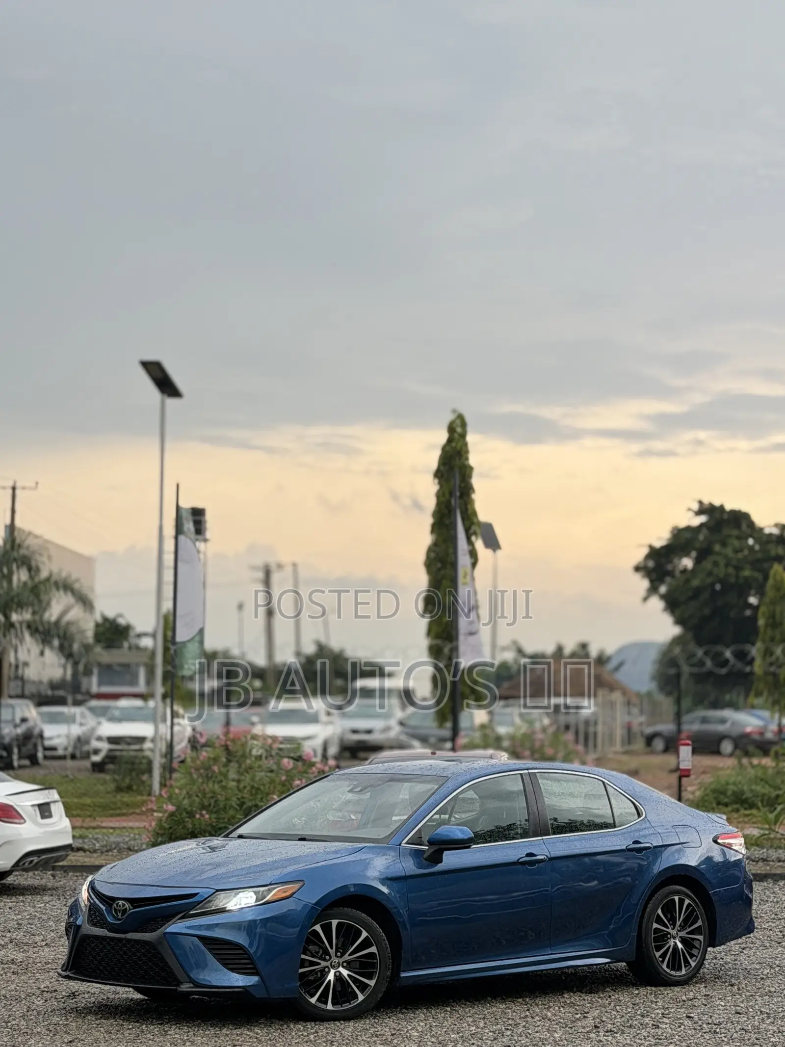 Toyota Camry SE FWD 2020 Blue
