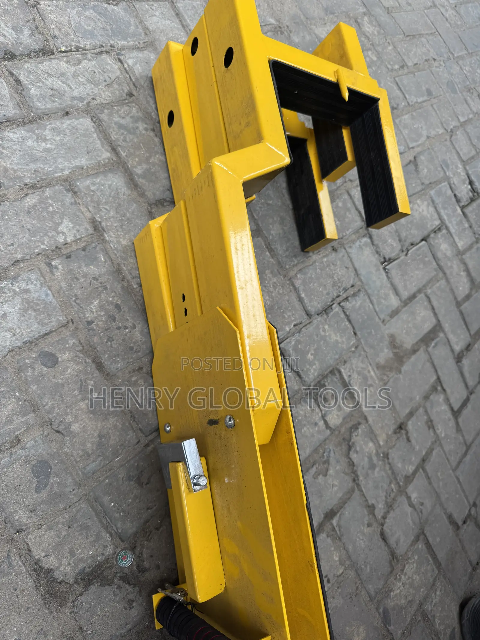 Heavy-Duty Truck Wheel Chock / Wheel Restraint