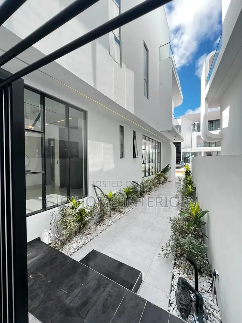 5bdrm Duplex in Osapa London for sale