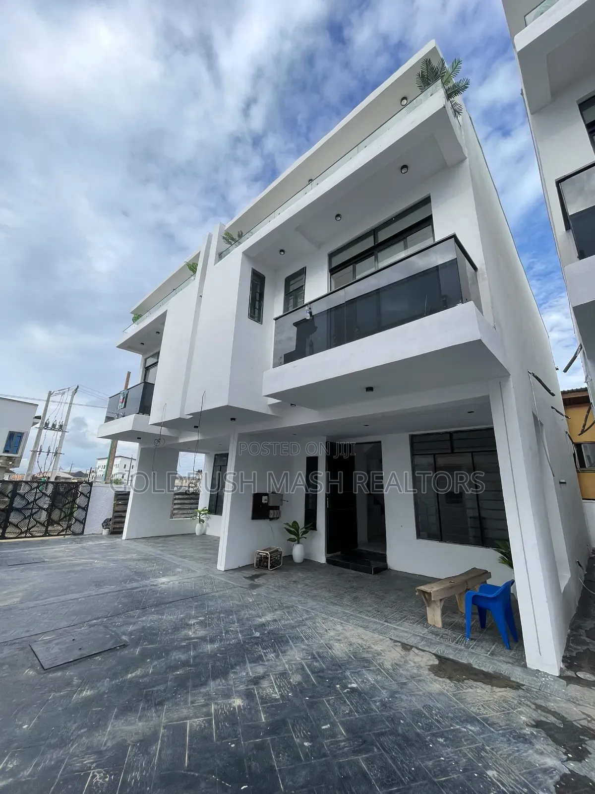 3bdrm Townhouse/Terrace in Ikota-Lekki for sale