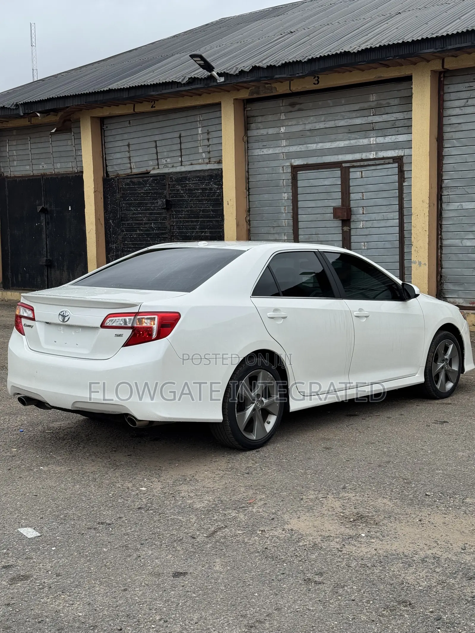 Toyota Camry SE 4dr Sedan w/Prod. End 11/13 (3.5L 6cyl 6A) 2014 White