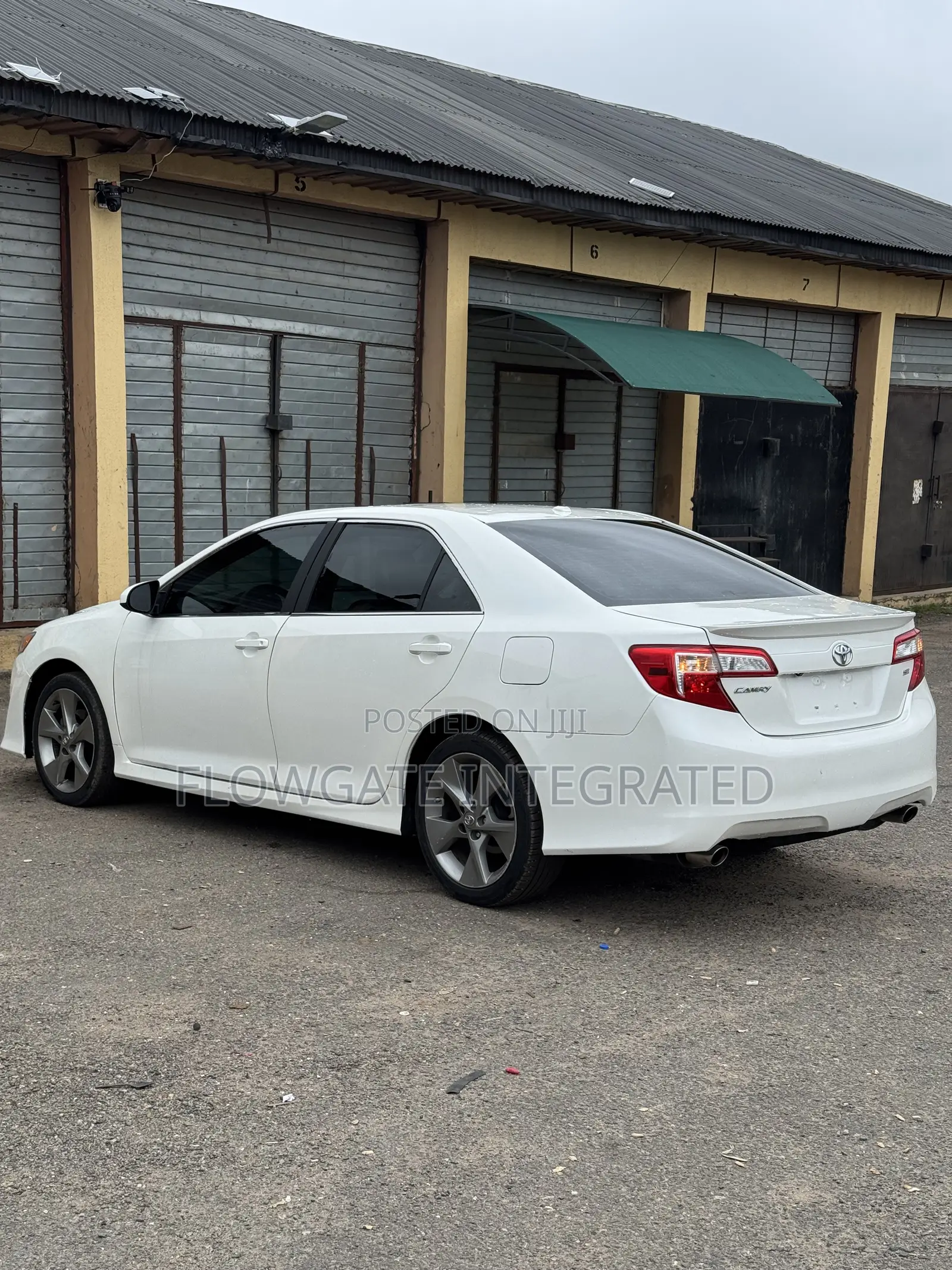 Toyota Camry SE 4dr Sedan w/Prod. End 11/13 (3.5L 6cyl 6A) 2014 White