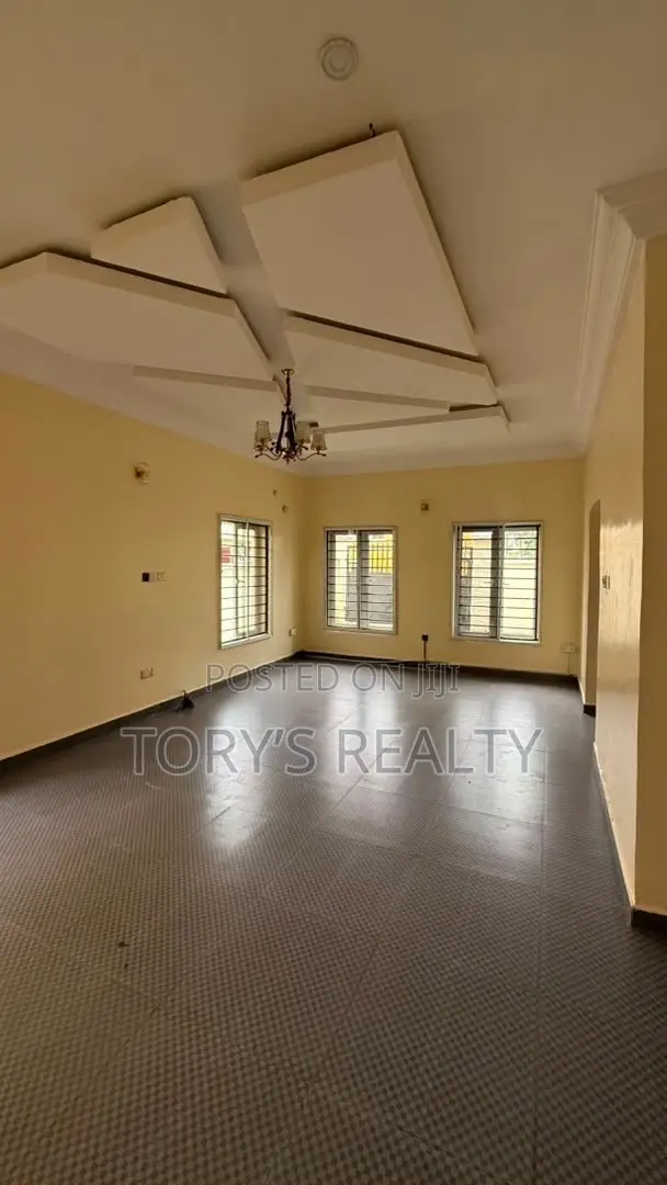 5bdrm Duplex in Ikota for rent