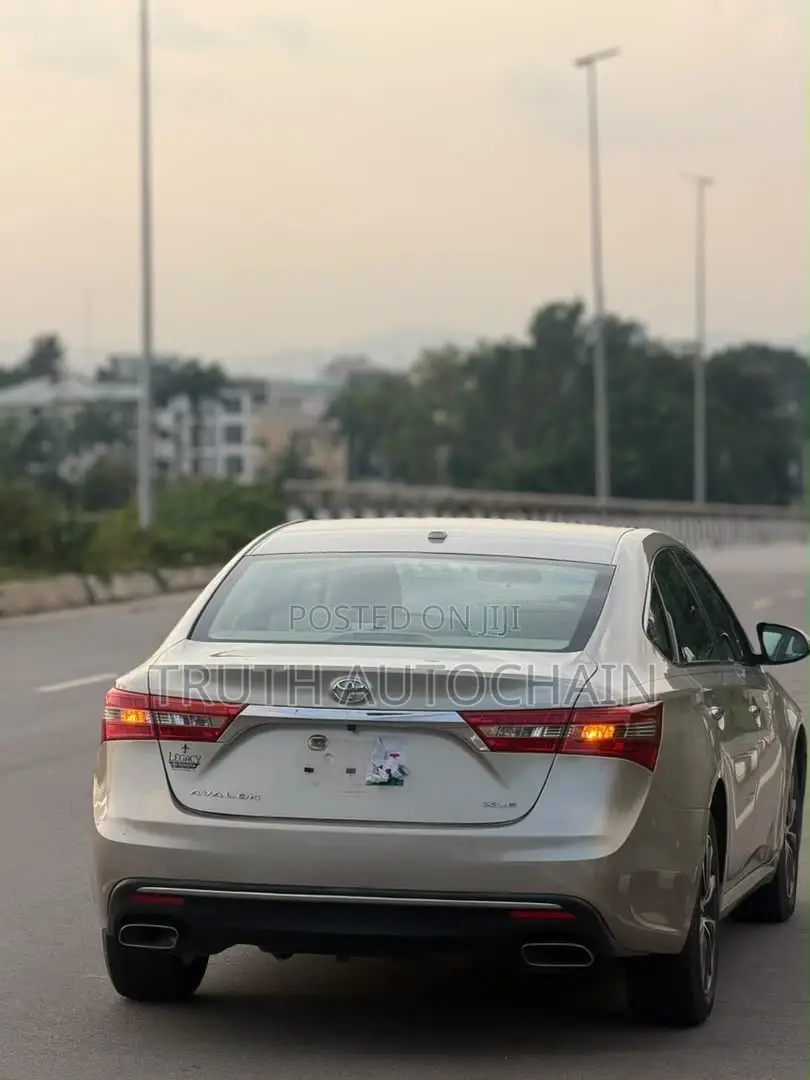 Toyota Avalon XLE Plus Sedan FWD (3.5L 6cyl 6A) 2017 Gold