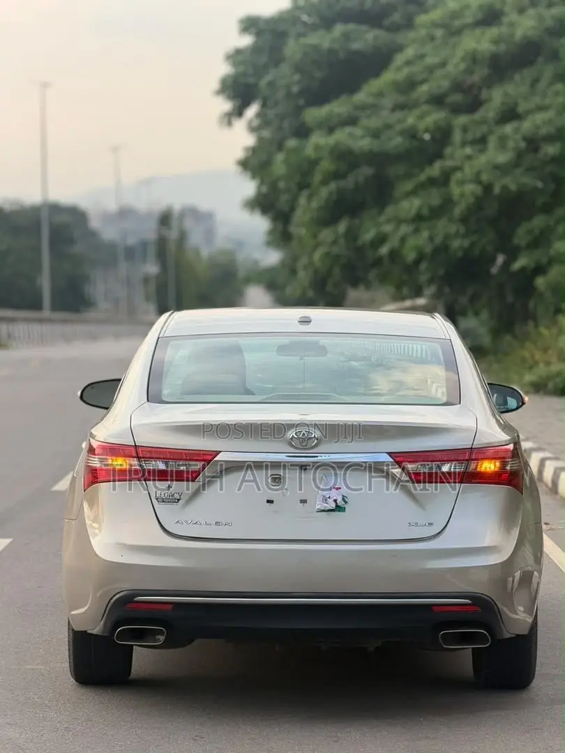 Toyota Avalon XLE Plus Sedan FWD (3.5L 6cyl 6A) 2017 Gold
