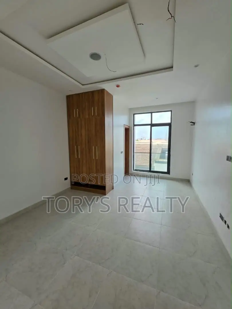 2bdrm Apartment in Lekki Phase 1 for rent