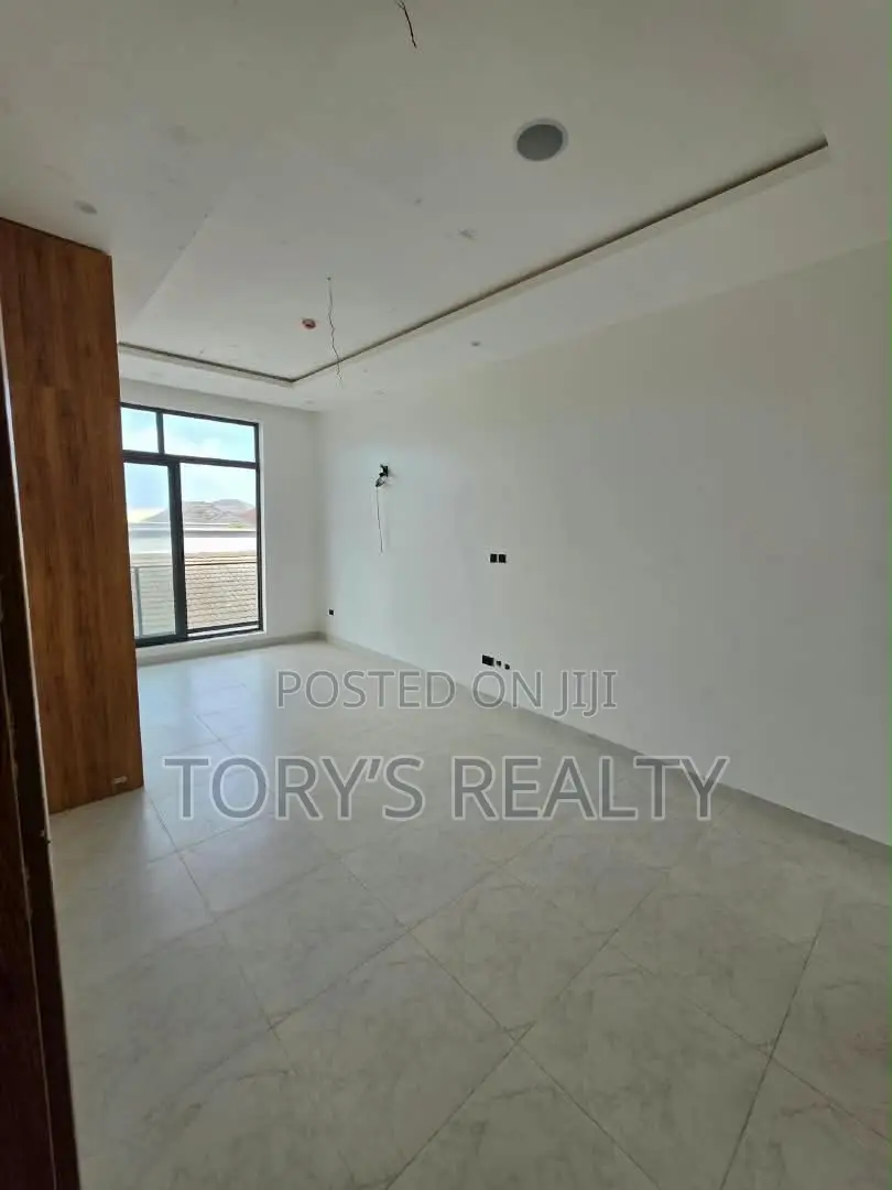 2bdrm Apartment in Lekki Phase 1 for rent