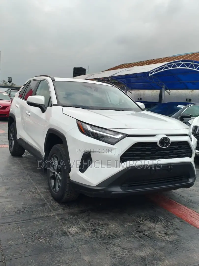 Toyota RAV4 XLE AWD 2023 White