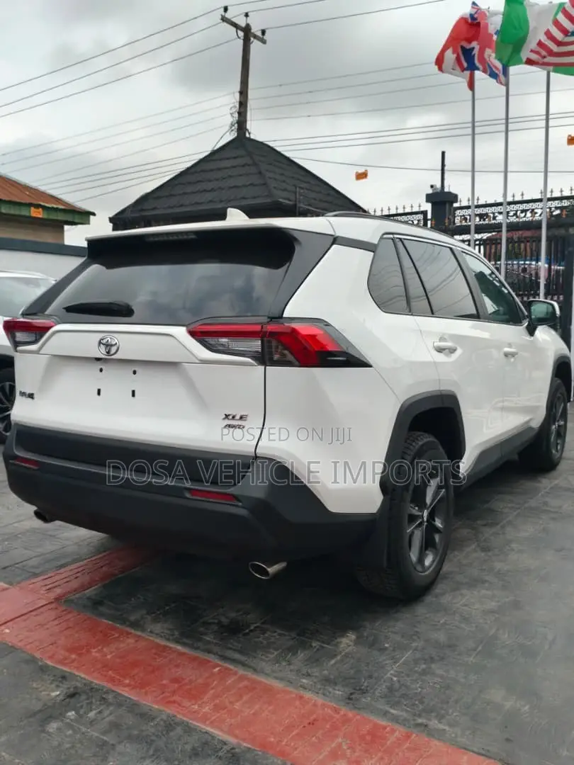 Toyota RAV4 XLE AWD 2023 White