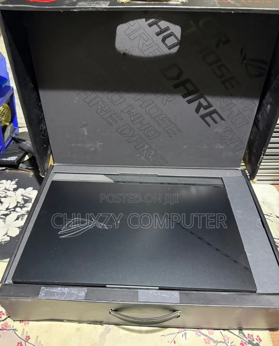 New Laptop Asus ROG Strix SCAR 17 32GB AMD Ryzen 9 SSD 2T