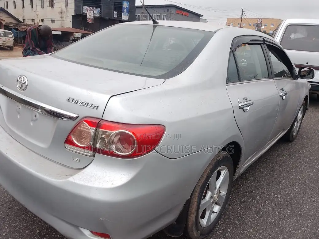 Toyota Corolla LE 4dr Sedan (1.8L 4cyl 4A) 2012 Silver
