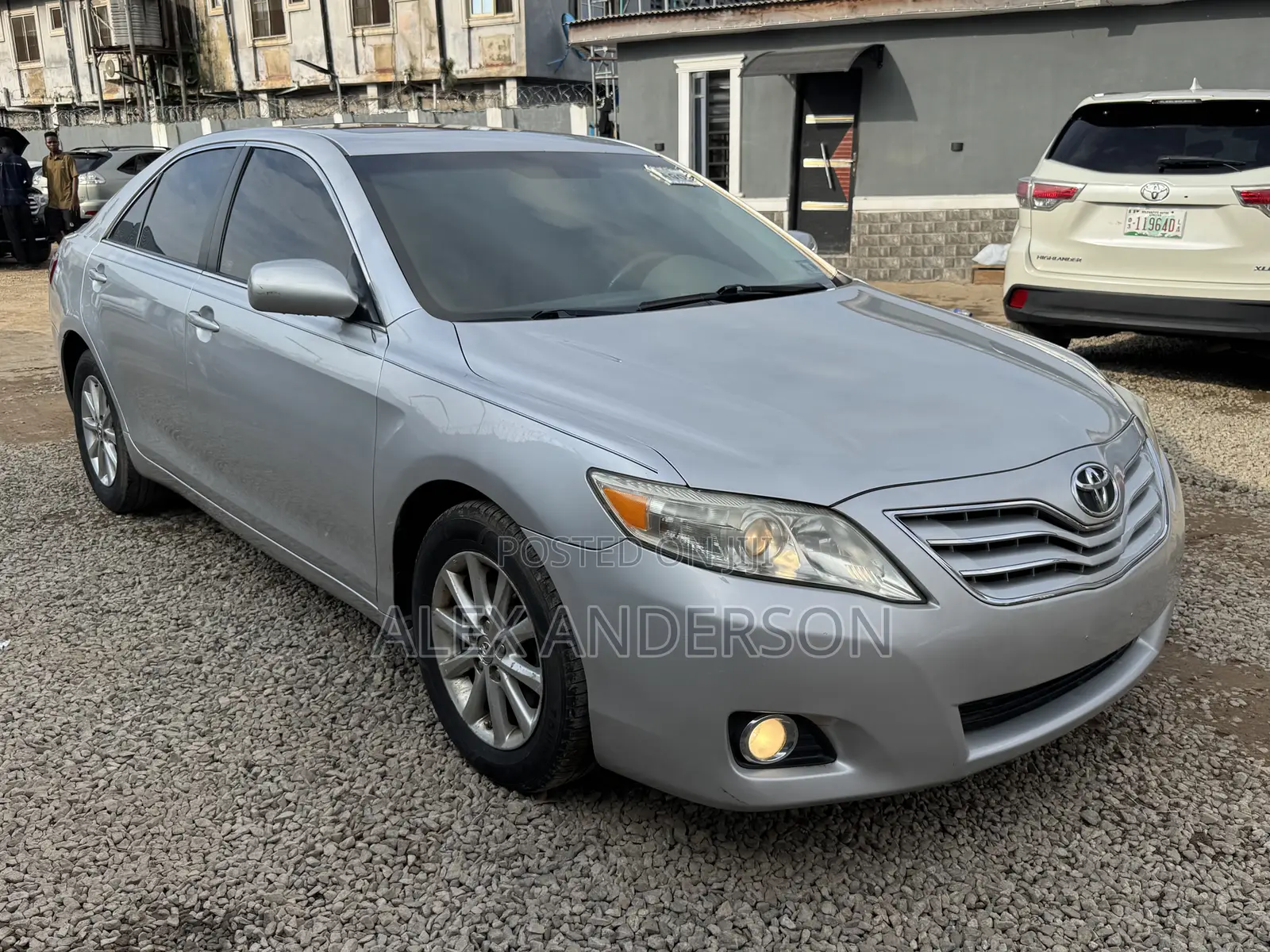 Toyota Camry XLE 4dr Sedan (2.5L 4cyl 6AM) 2010 Silver