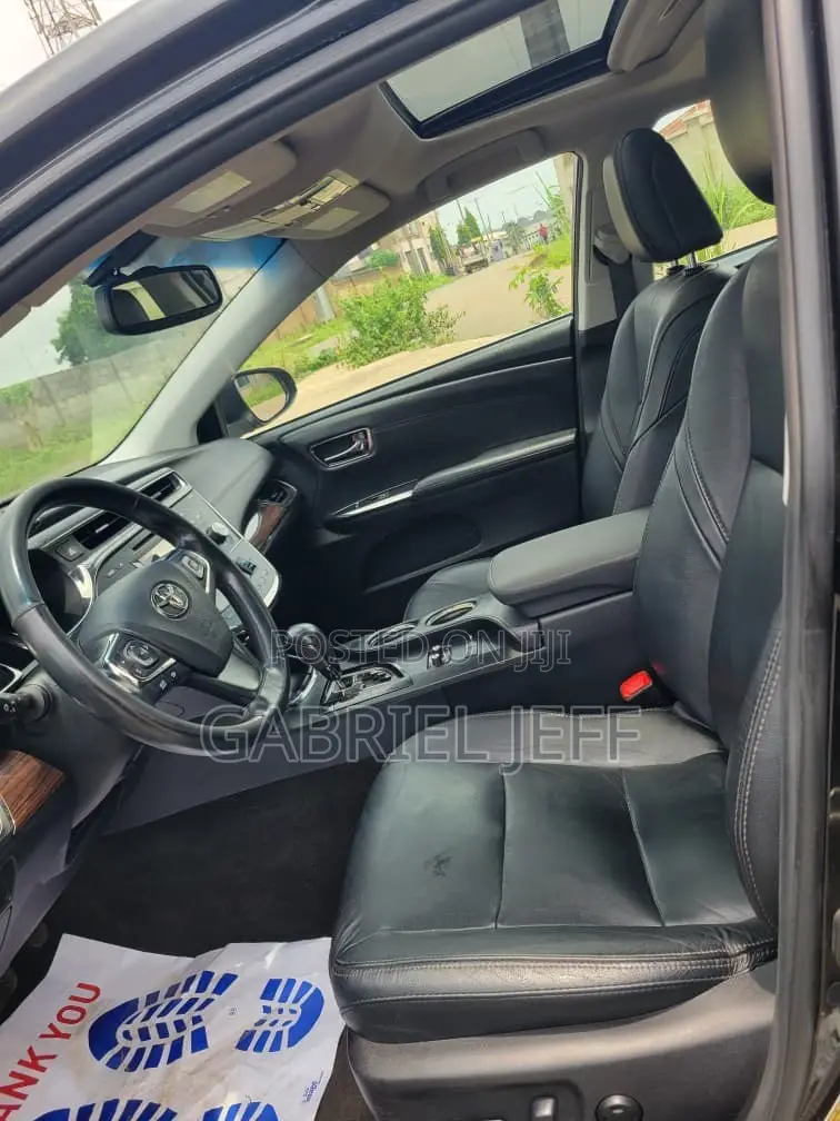 Toyota Avalon XLE 4dr Sedan (3.5L 6cyl 6A) 2014