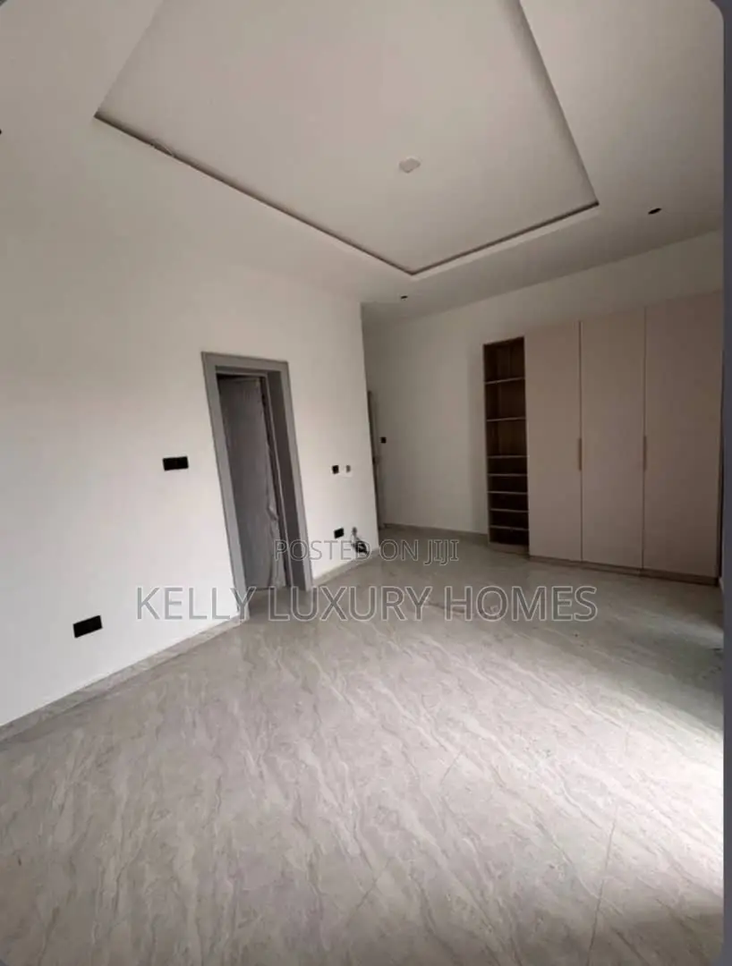 2bdrm Apartment in Lekki Phase 1 for rent