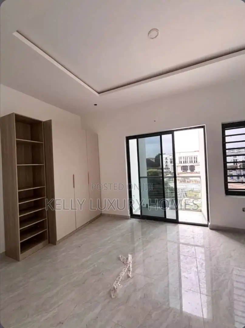 2bdrm Apartment in Lekki Phase 1 for rent
